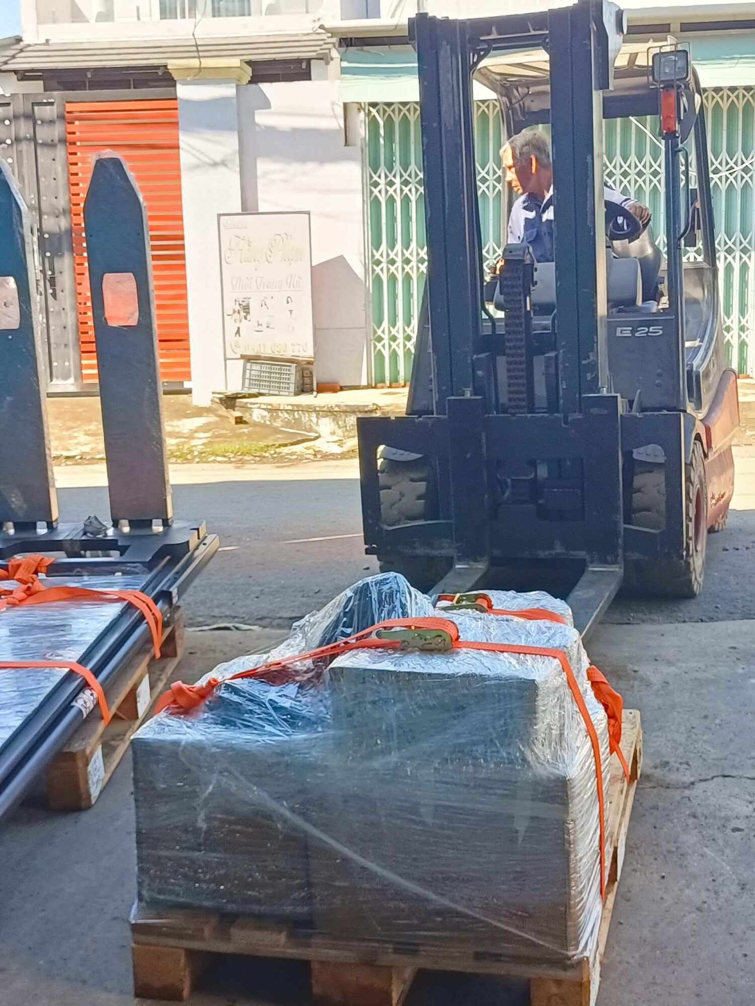 xe nâng mới về